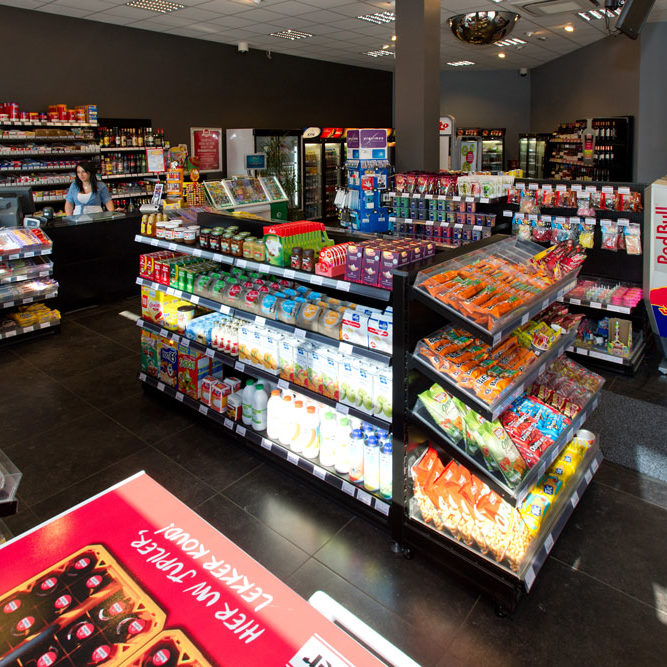 Intérieur du shop de la station services Scipioni de Fontaine l'Eveque