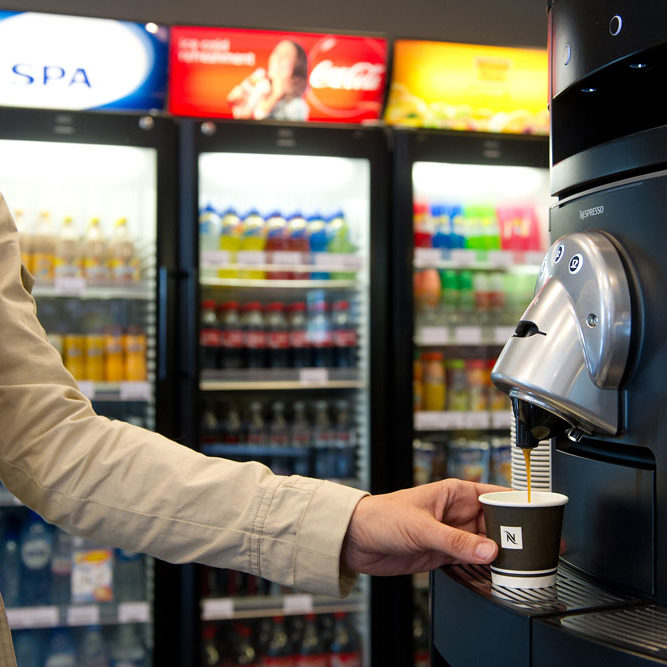 Machine à café dans la station service Scipioni de Fontaine l'Eveque