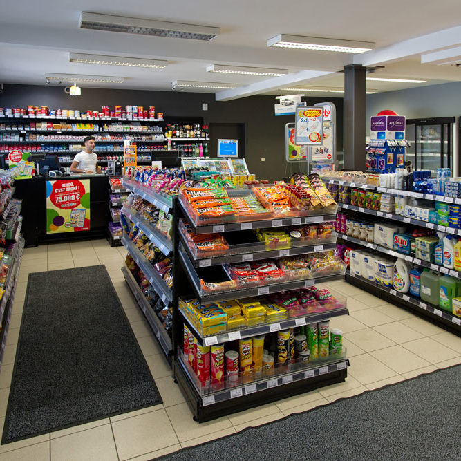 Intérieur du magasin de la station services Scipioni à Montignies sur Sambre